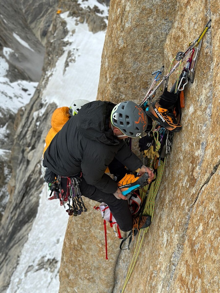 Las triples homologaciones. Ventajas de usar un solo cabo en terreno de aventura. Foto SCARPA
